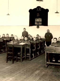 На уроке самоподготовки в Первом Русском кадетском корпусе. 1939 г.