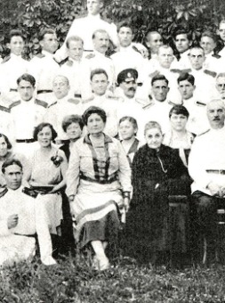 Кадеты, офицеры-воспитатели и преподаватели Донского кадетского корпуса. 1930 г.